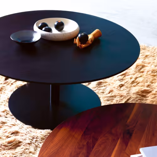 runder_tisch, holz, schwarz, beistelltisch, wohnzimmer_deko, Beistelltisch B14 rund in dunklem und braunem Holz auf braunem Teppich Detailbild