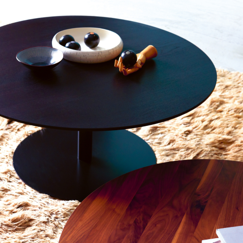 runder_tisch, holz, schwarz, beistelltisch, wohnzimmer_deko, Beistelltisch B14 rund in dunklem und braunem Holz auf braunem Teppich Detailbild