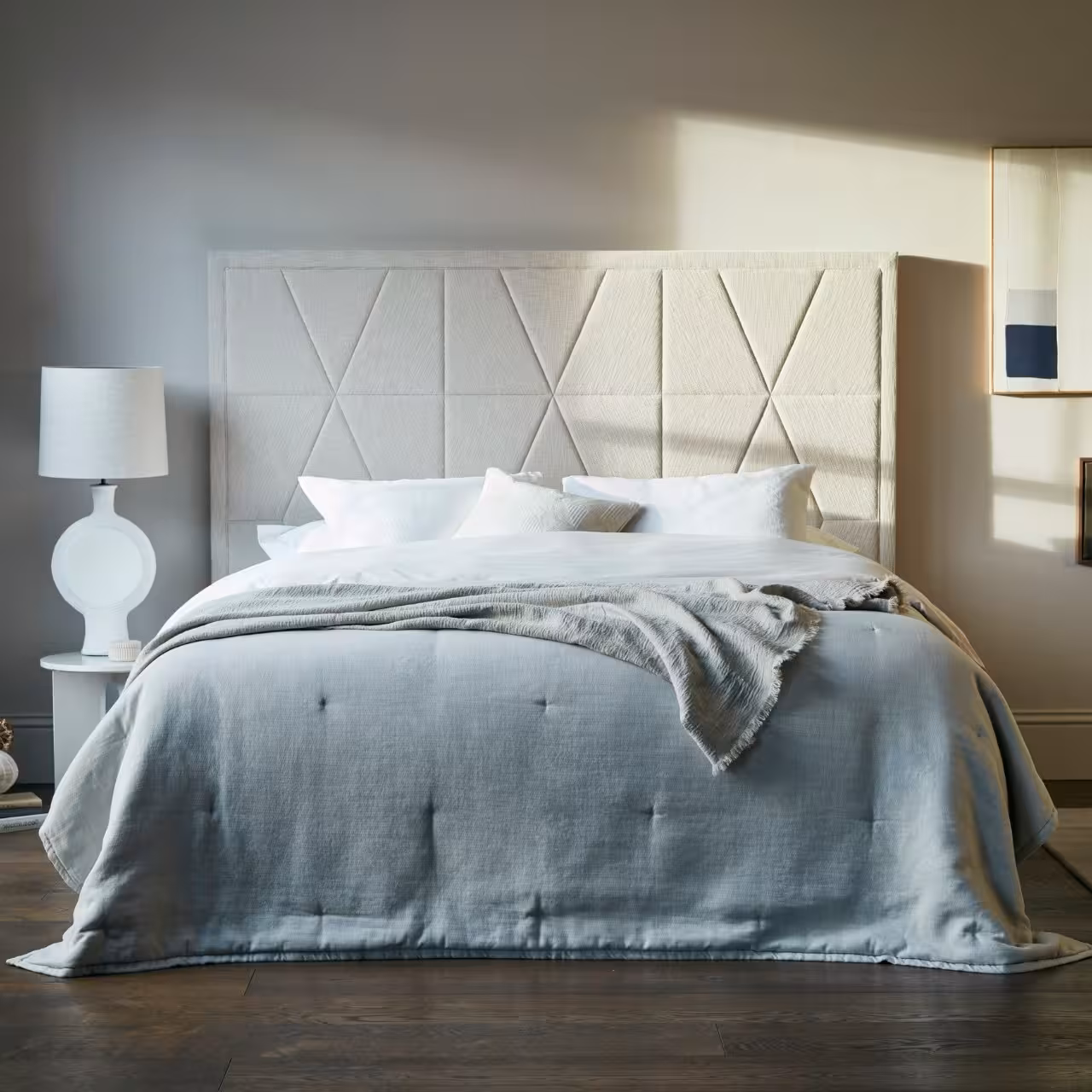 Luxuriöses weißes Bett in Zimmer