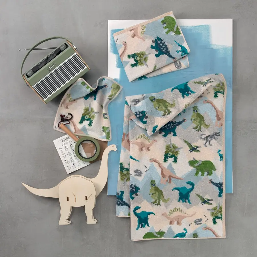 Chenilletuch Jurassic grün und blau mit Dinomotiv dekoriert