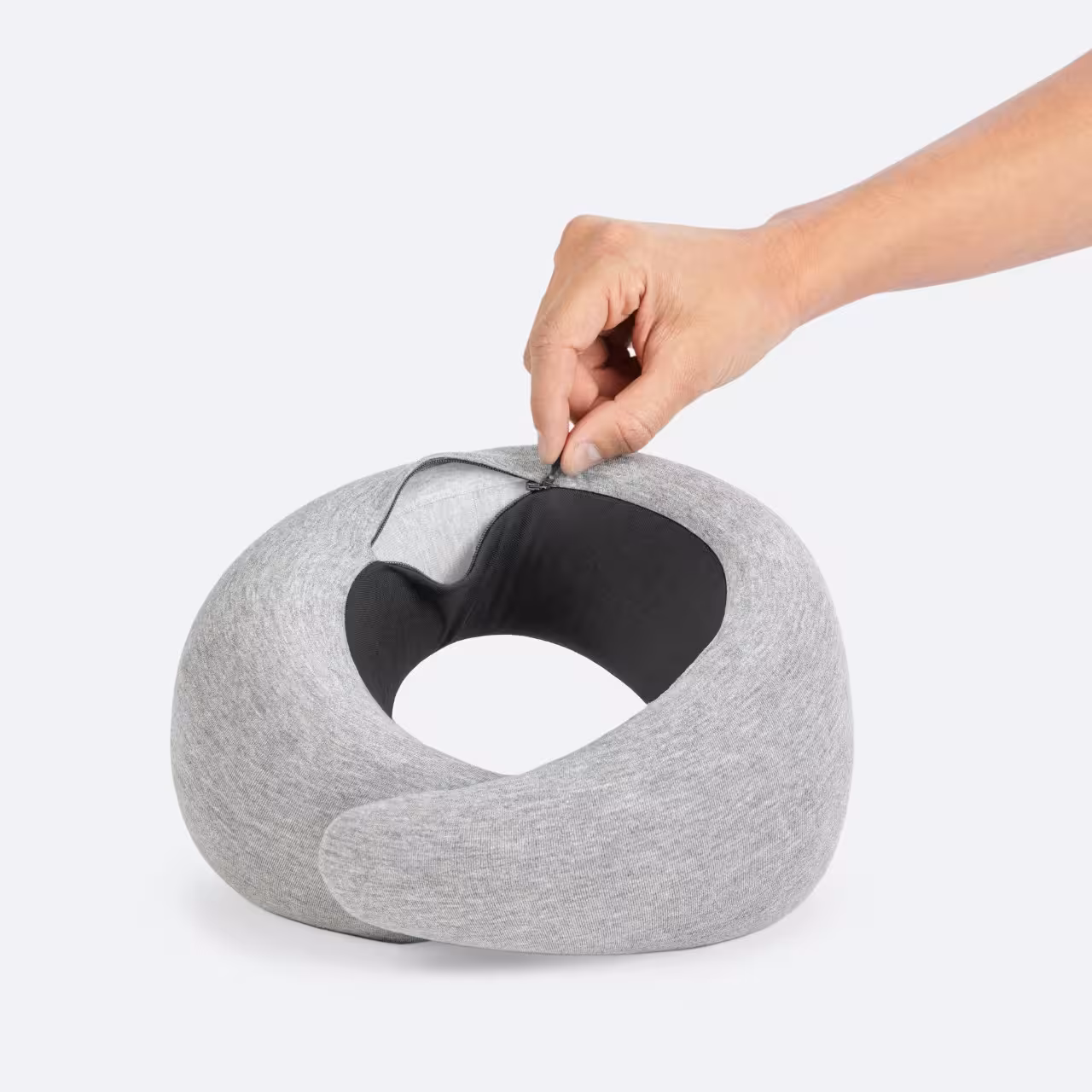 Nackenkissen Ostrich Pillow grau und blau mit Hand und Reißverschluss