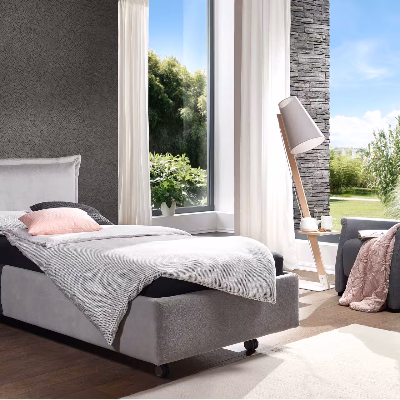 Polsterbett Lucca grau in Schlafzimmer mit Blick nach draußen
