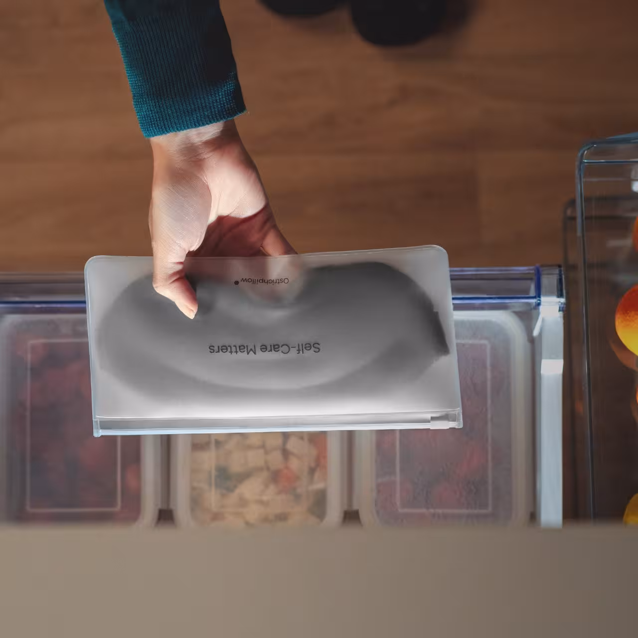 Hand legt Schlafmaske in den Kühlschrank