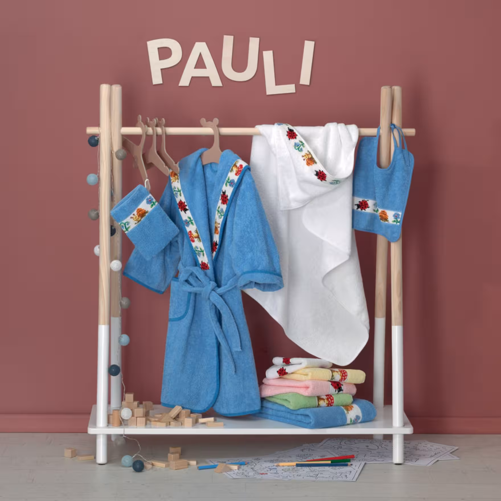 Kindergarderobe mit Frottierartikeln