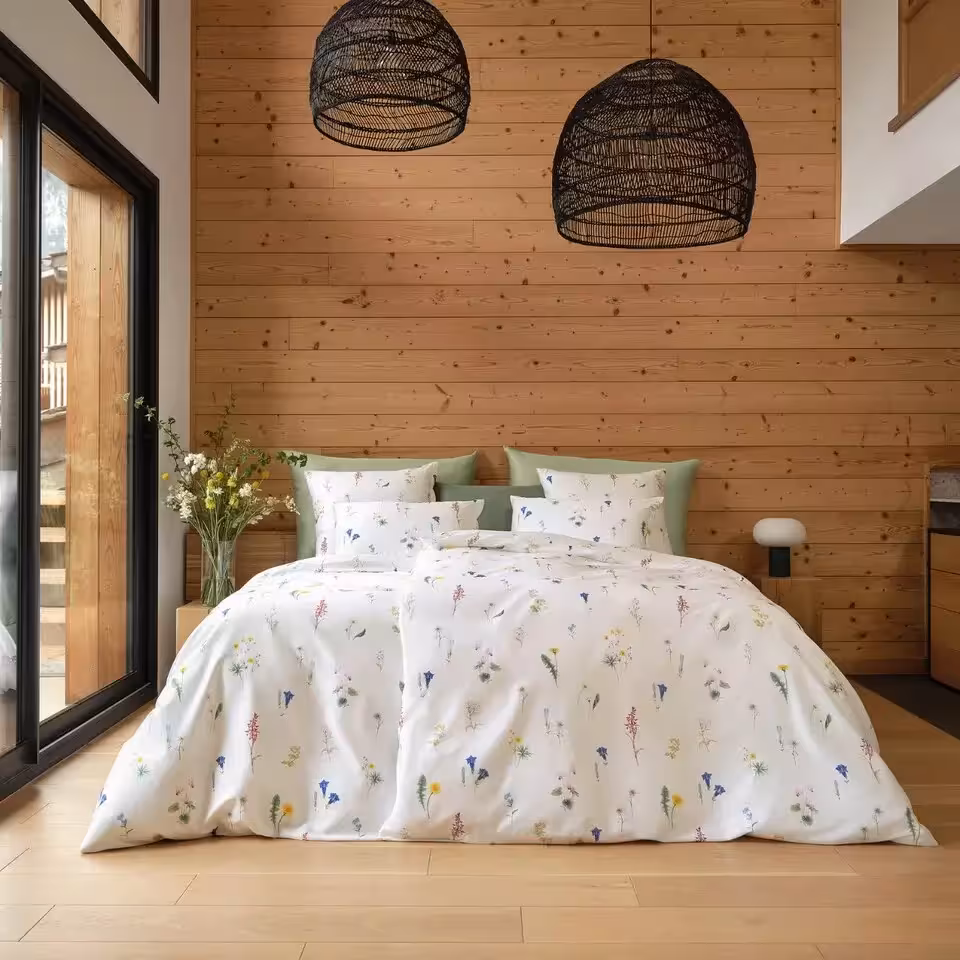 Bettwäschegarnitur Flurina bunte Blumen auf weiß in Schlafzimmer