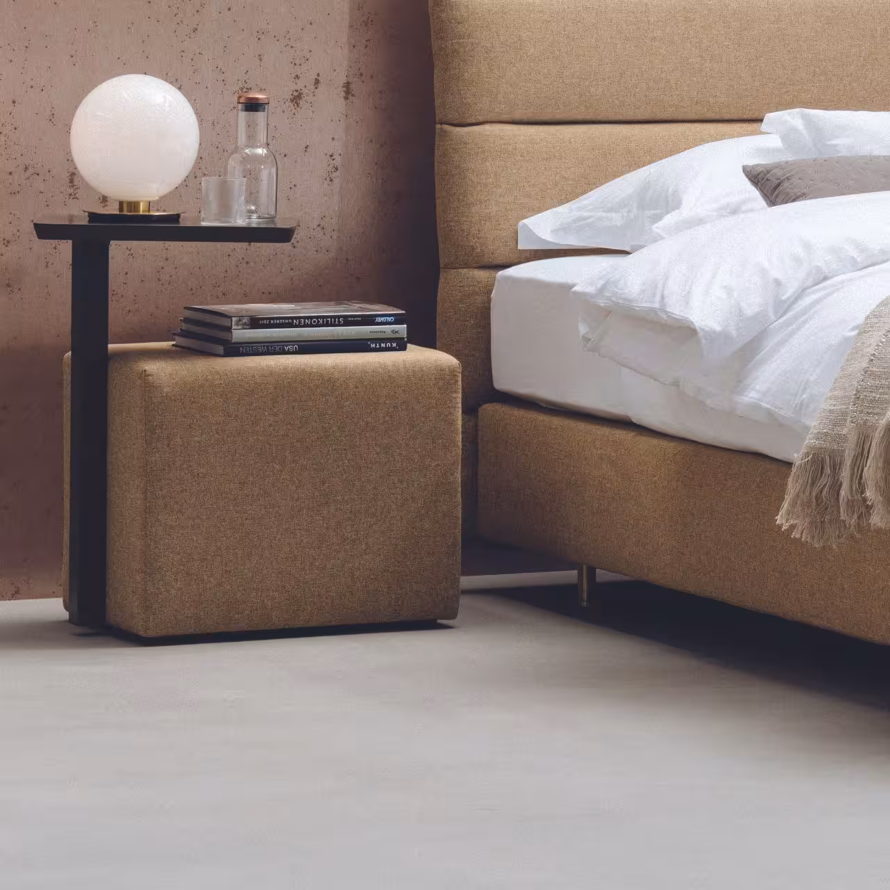 Bett Purebeds beige in Schlafzimmer Detail mit Nachttisch