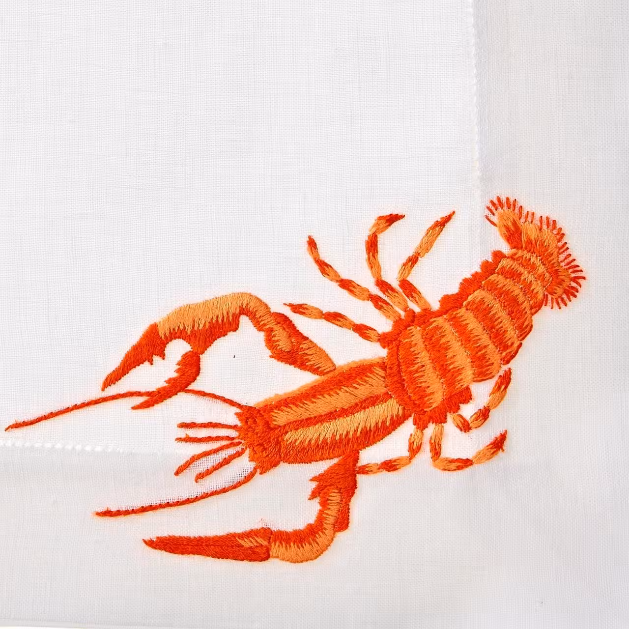 Serviette weiß mit orangener Stickerei Flusskrebs Detail