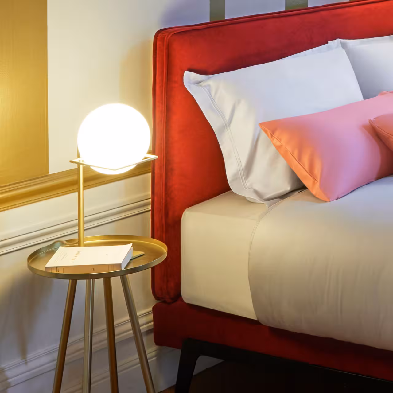 Bett Adonis rot Kopfteil in Schlafzimmer