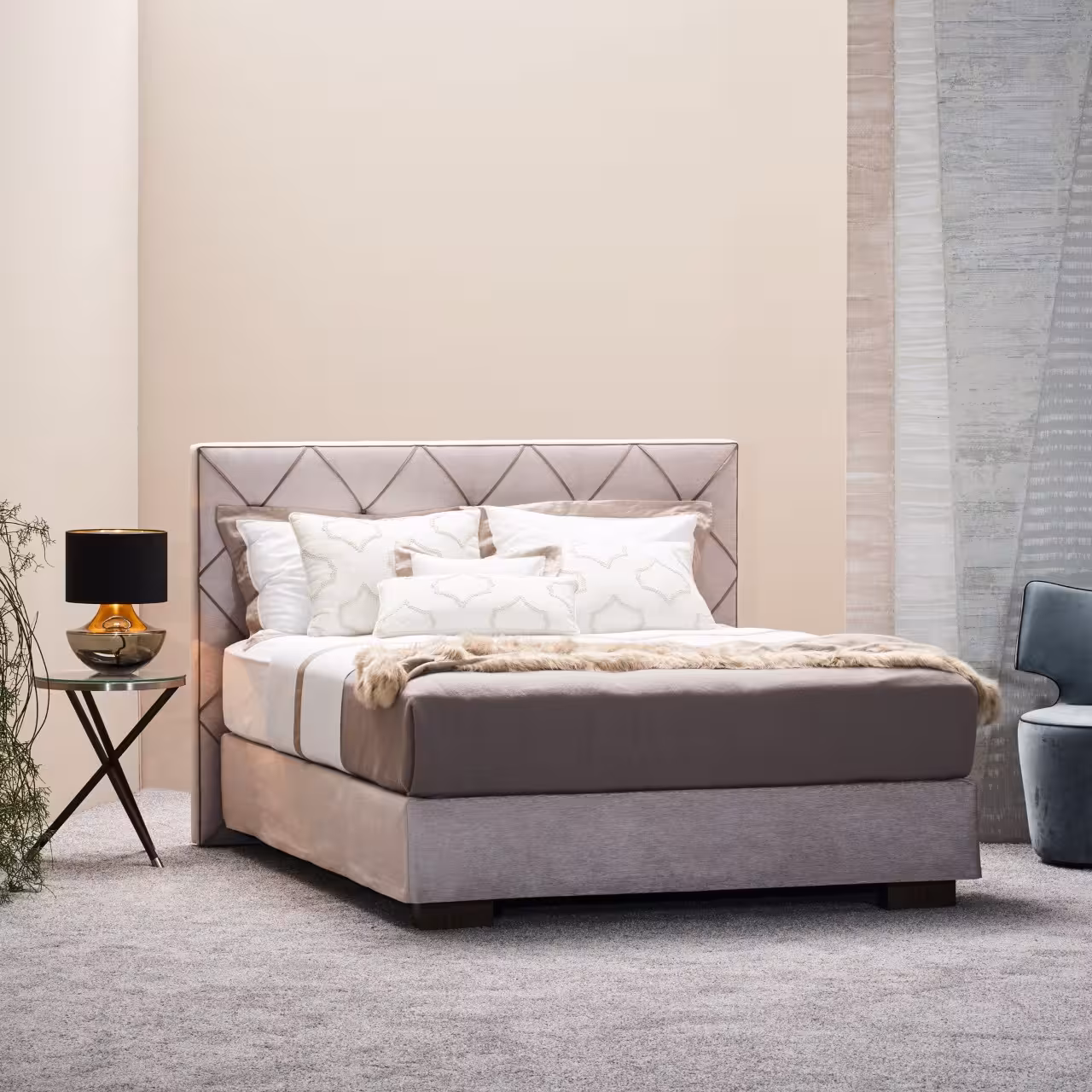 Boxspringbett vor beiger Wand 