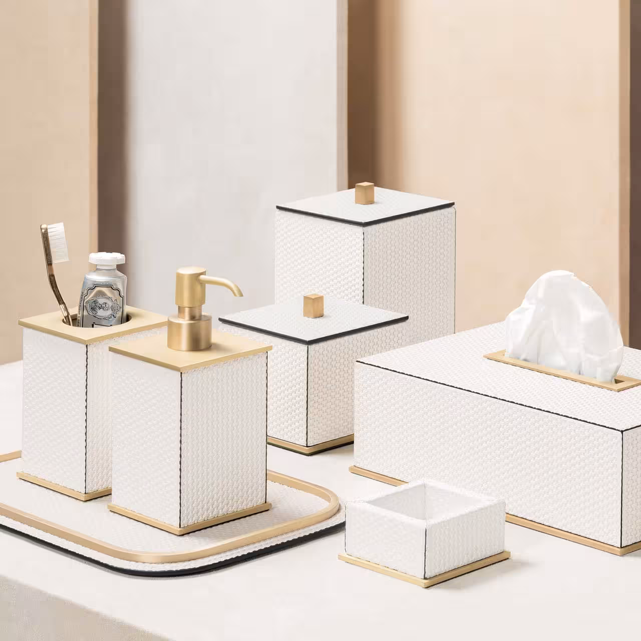 Badaccessoires in weiß und gold in Badezimmer gruppiert