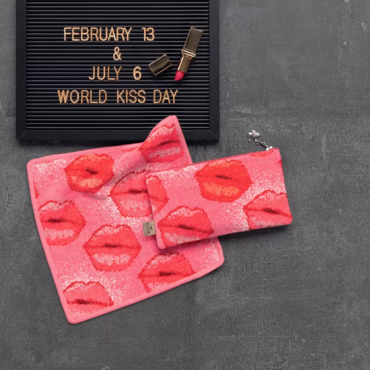 Chenilletuch Kiss Me pink und rot mit Kussmundmotiv dekoriert