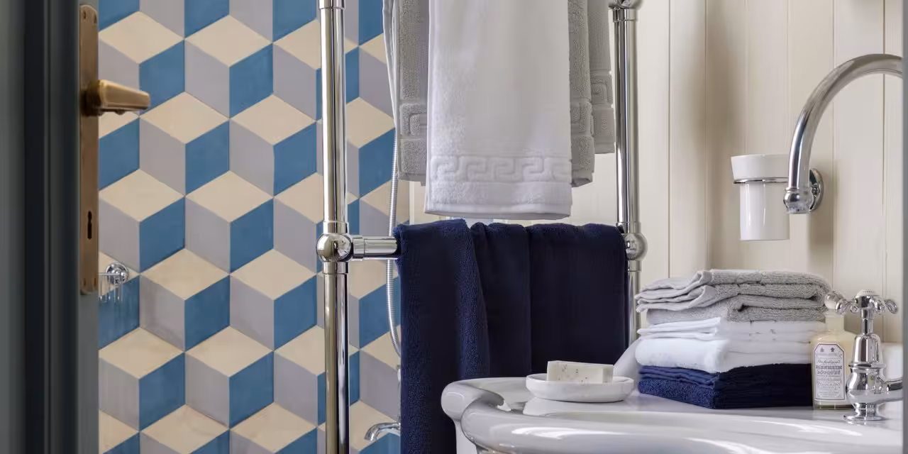 Badezimmer-Ausschnitt mit Weseta Handtüchern in Weiß und Blau