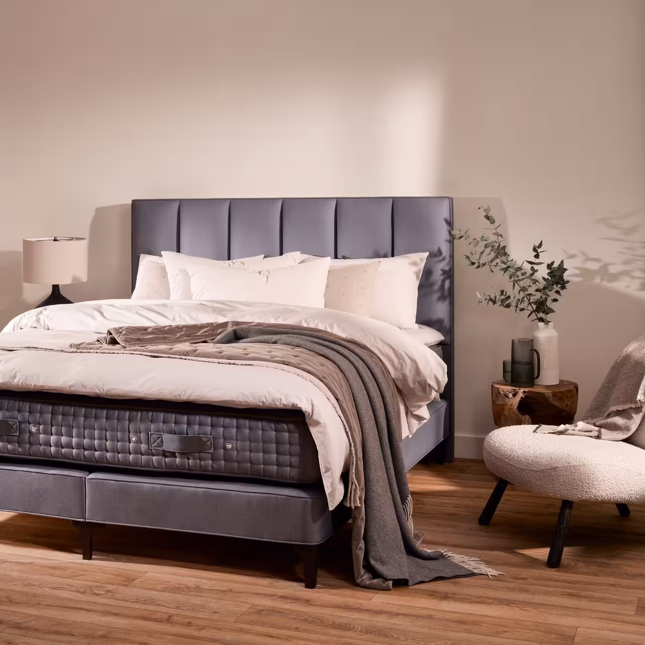 Polsterbett Monochrome anthrazit in Schlafzimmer