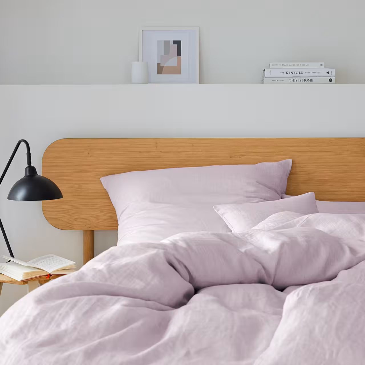 Bettwäschegarnitur Breezee lila auf Bett in Schlafzimmer