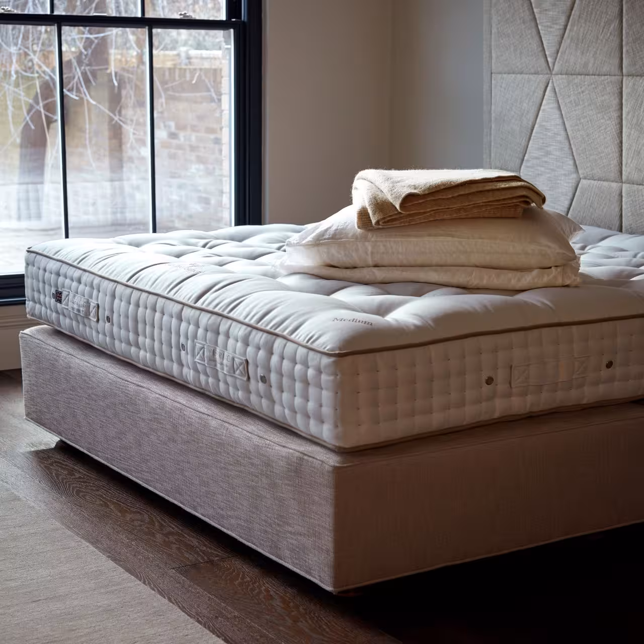 Bett Berkeley mit Kopteil beige in Schlafzimmer