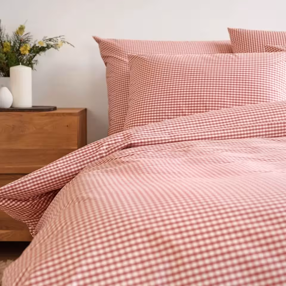 Bettwäschegarnitur Andrin rot weiß kariert auf Bett in Schlafzimmer