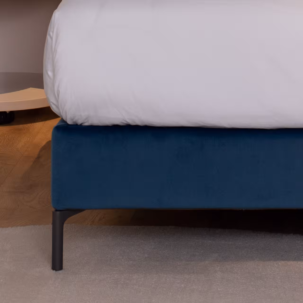 Polsterbett Claire petrolfarben Fußteil in Schlafzimmer