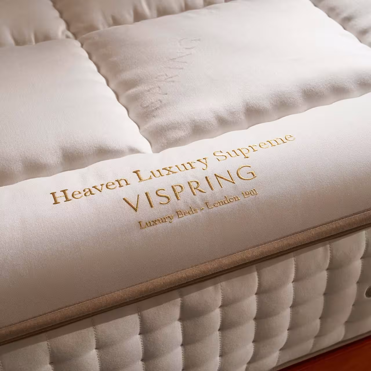 Topper Luxury Supreme auf Matratze mit Logostickerei Detail