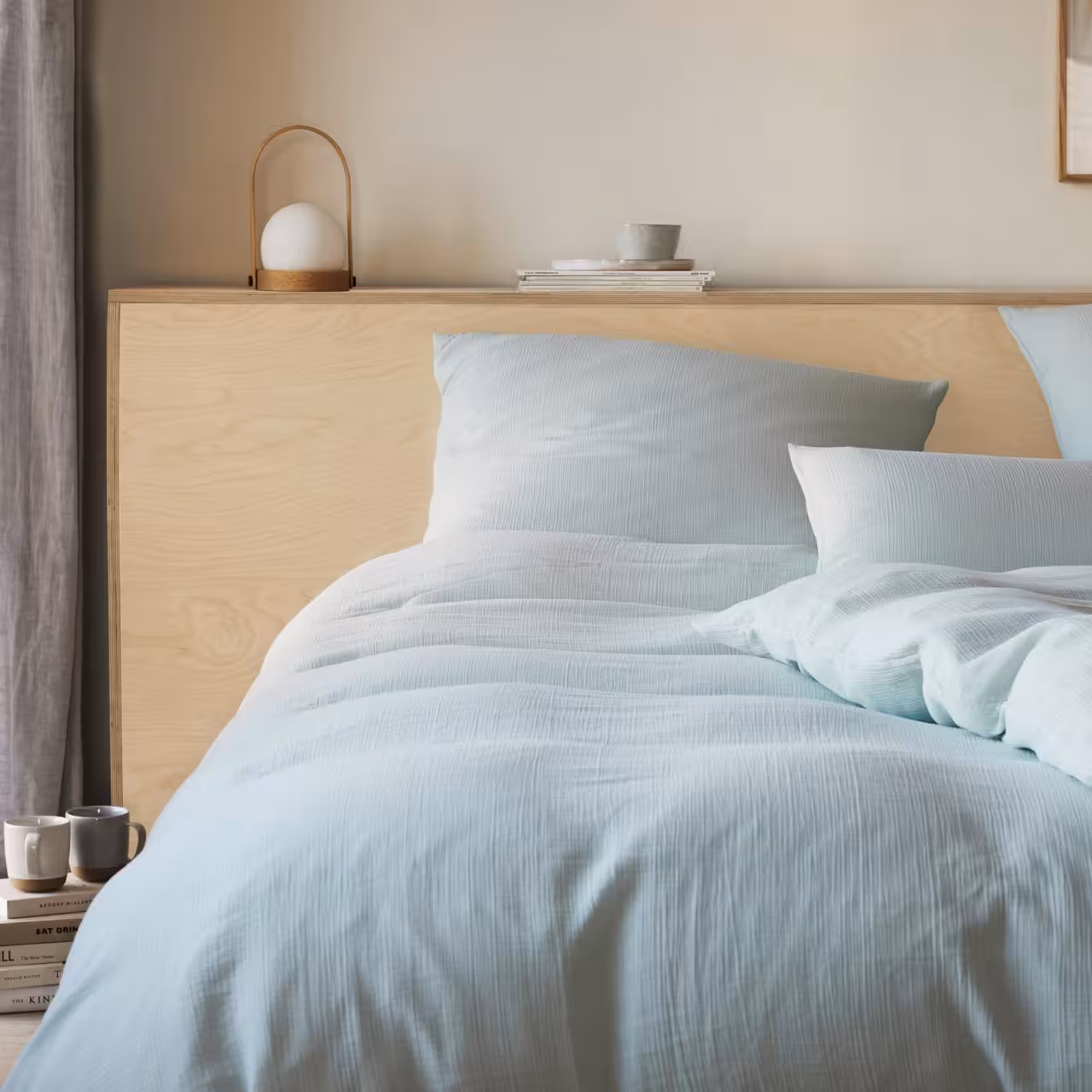Bettwäschegarnitur Smooth hellgrün auf Bett in Schlafzimmer