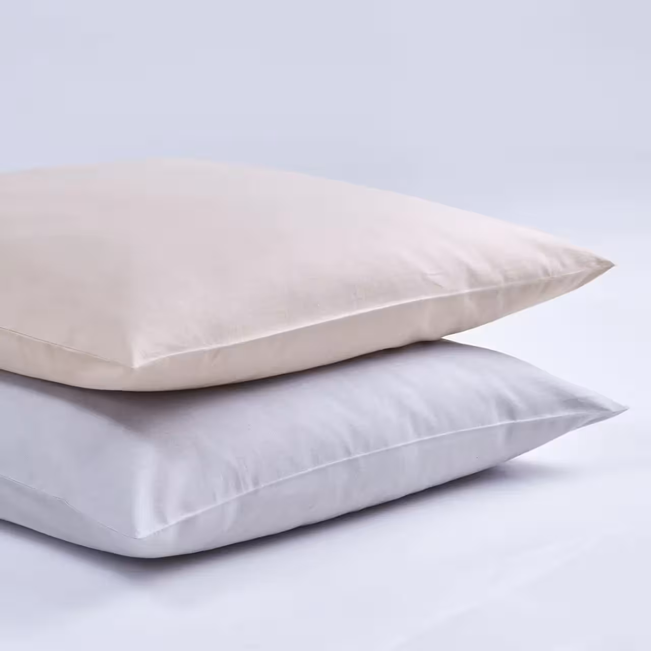 Kissen Flanell beige und grau gestapelt