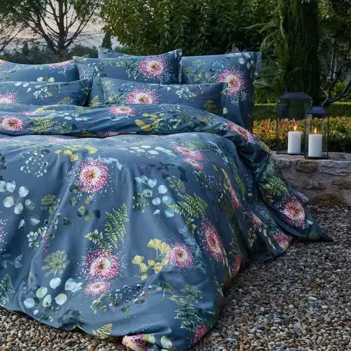 Garnitur Nele blau-grün mit Blumenmuster in Garten