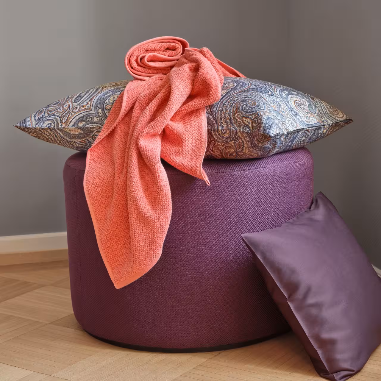 Kissenbezug Perinn Paisleymuster blau auf Hocker