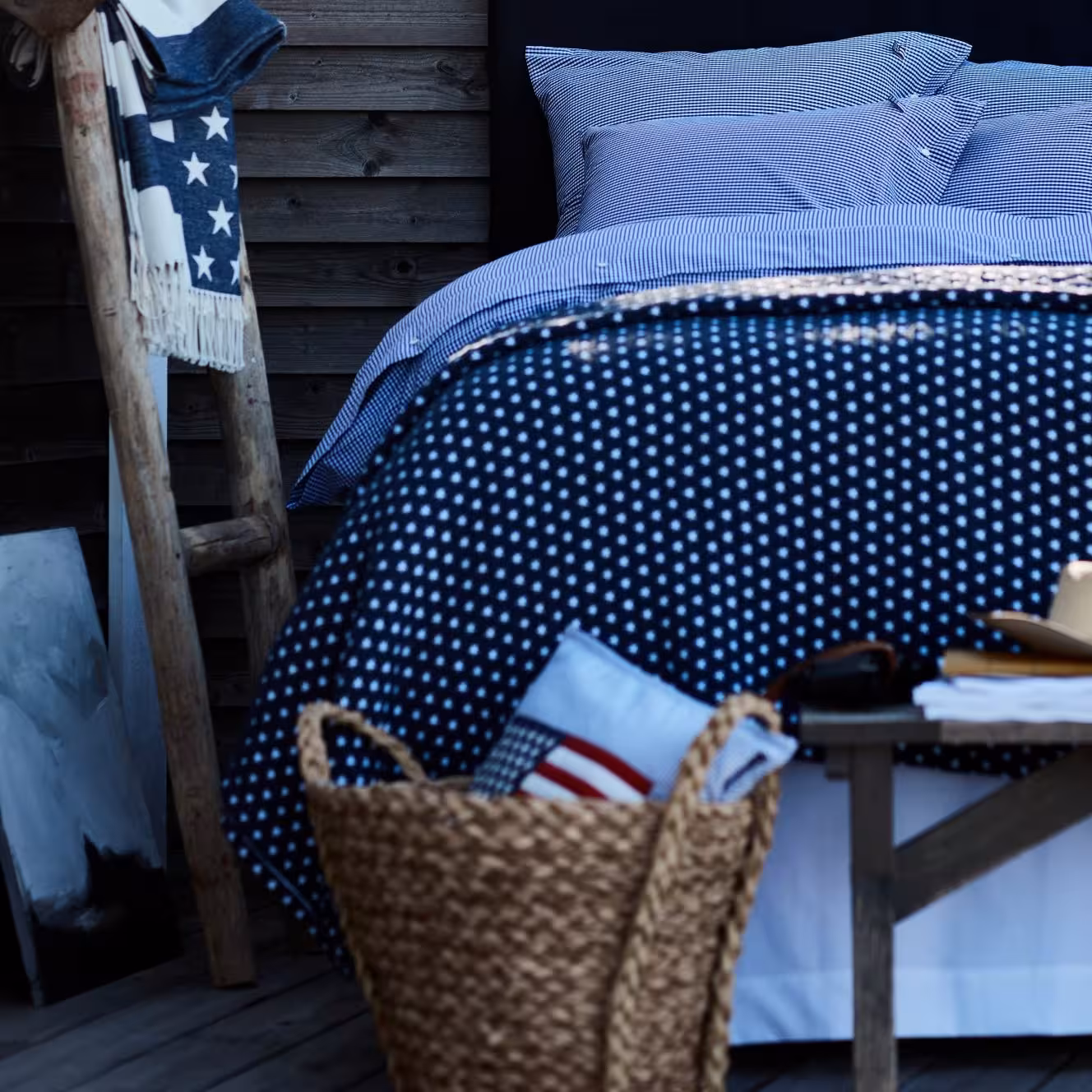 Rumoeller_Lexington_Tagesdecke_Icons_Star_blau_Lifestyle