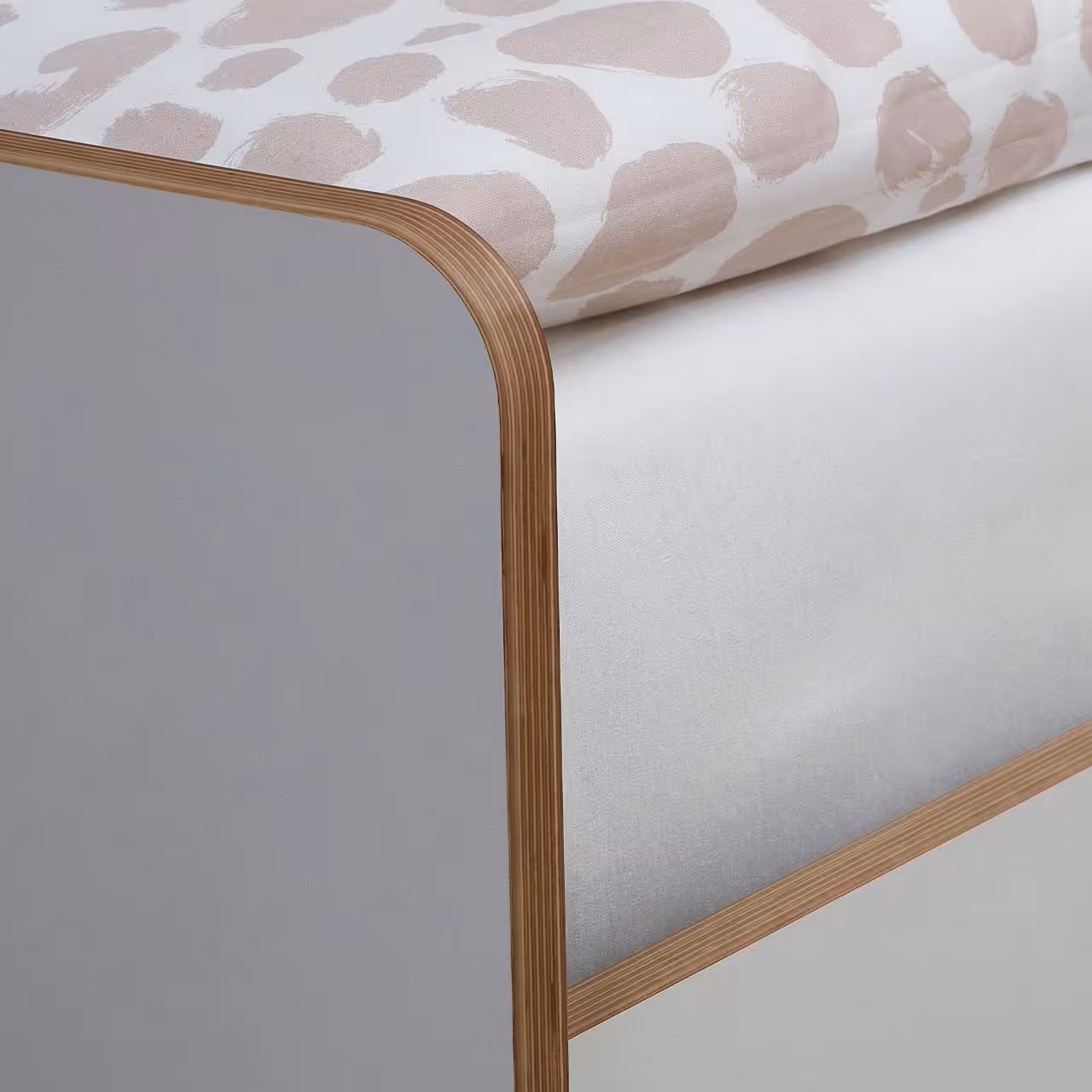 Komfortbett weiß mit Holzkante Detail Fußende