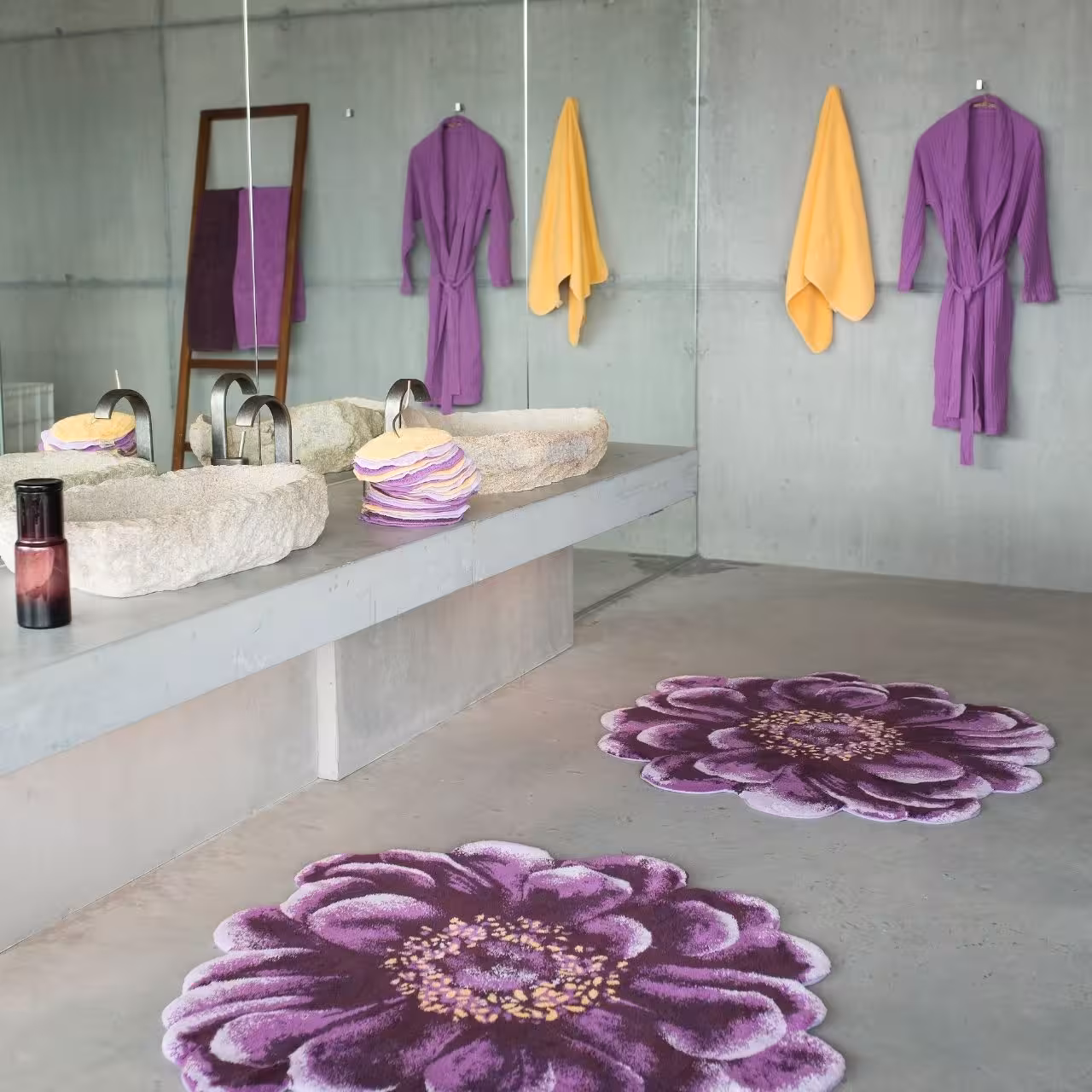 Badteppich Fiore große Blüte lila  in Badezimmer
