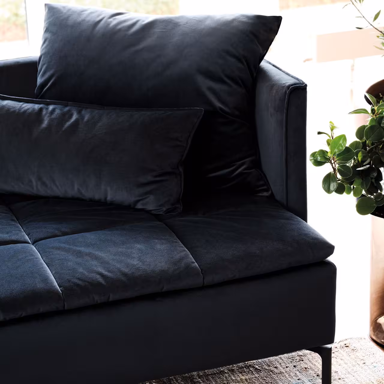 Daybed Remy dunkelgrau in Wohnzimmer Detail
