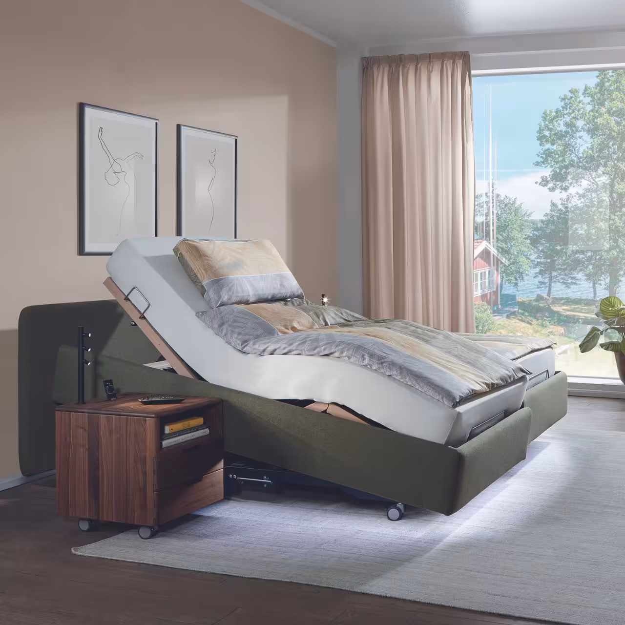 Komfortbett Cortina grün in Schlafzimmer Funktion hochgefahren