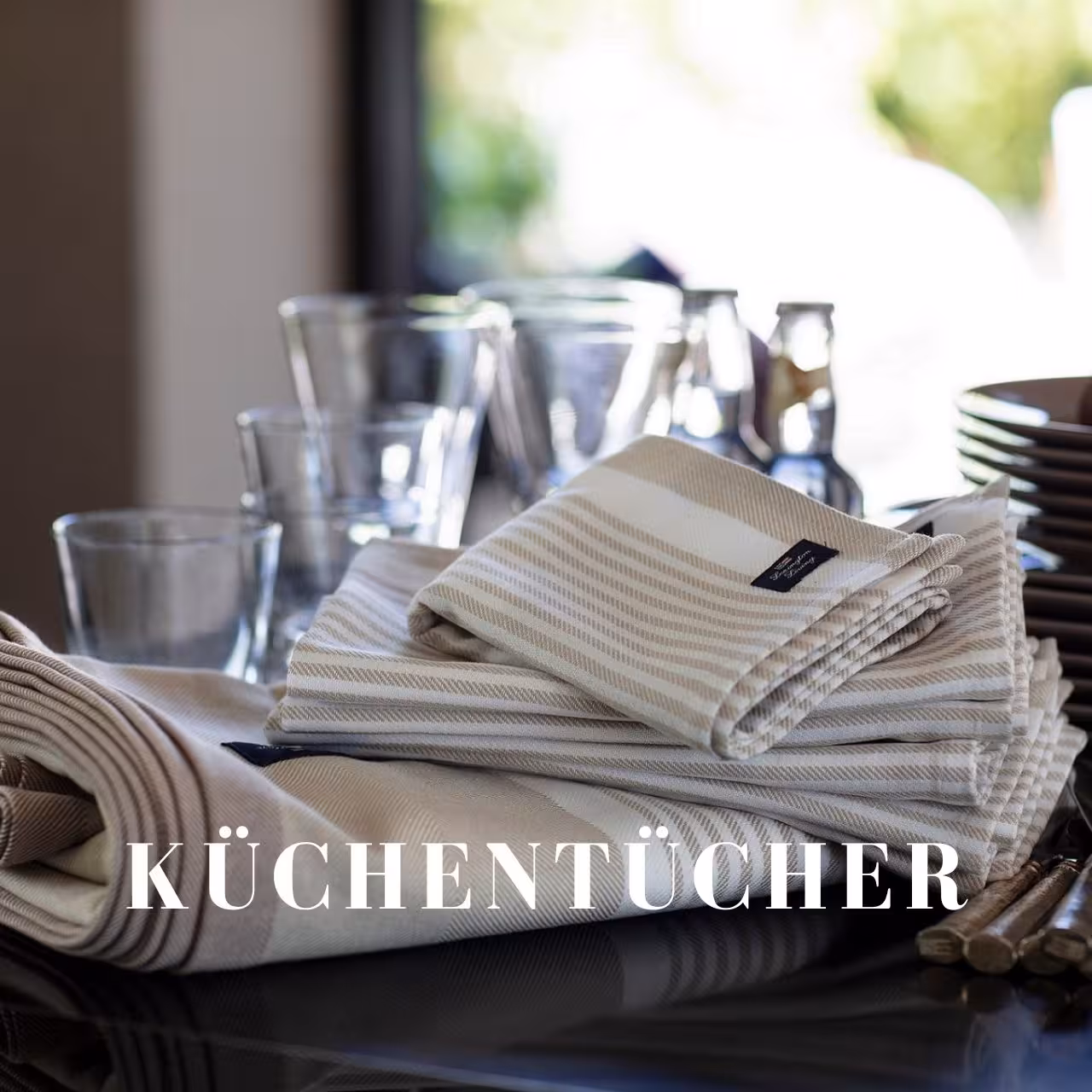 Küchentücher auf Tisch mit Gläsern
