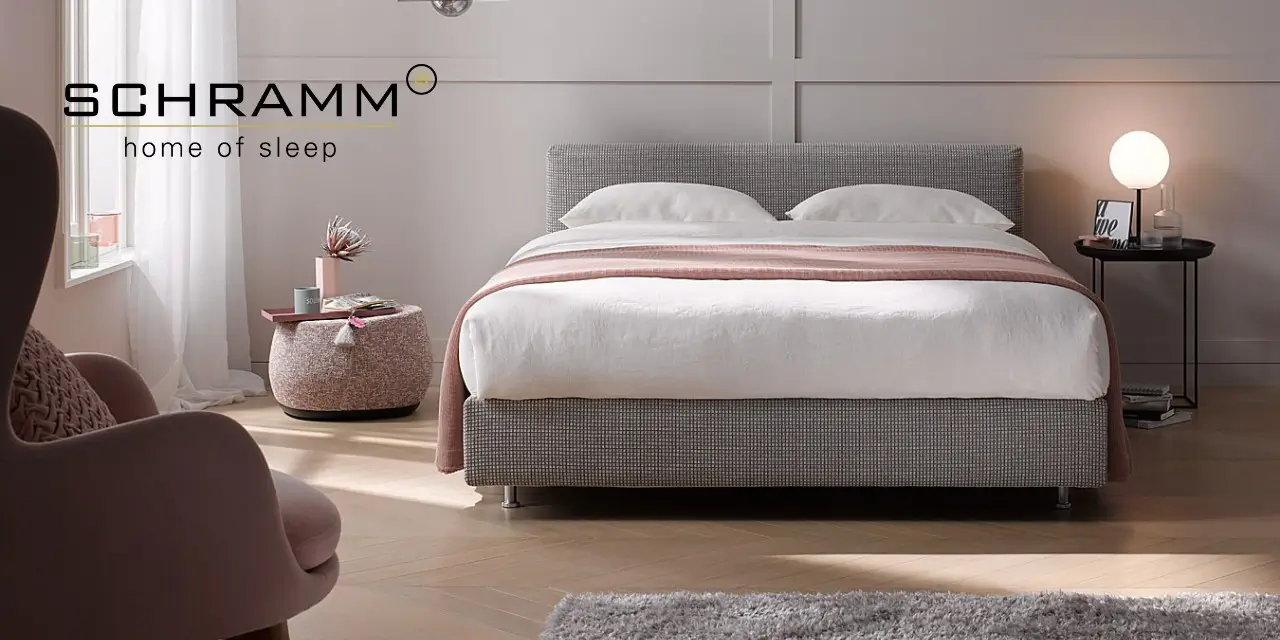 Schlafzimmer mit Nachttisch, Doppelbett aus SCHRAMM Matratze, Teppich und Sessel