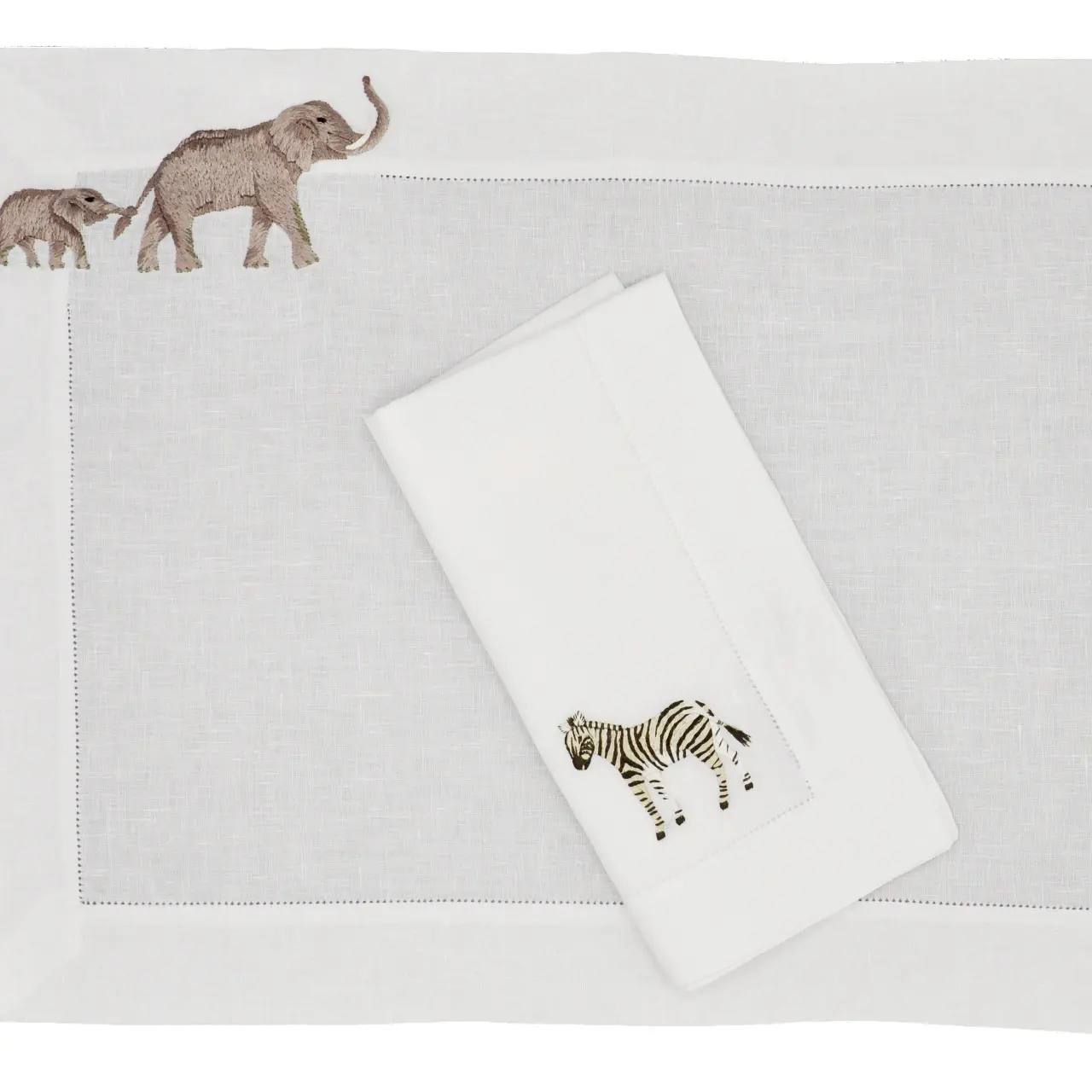 Tischwäsche-Serie Afrika Stickerei auf weiß Elefanten und Zebra
