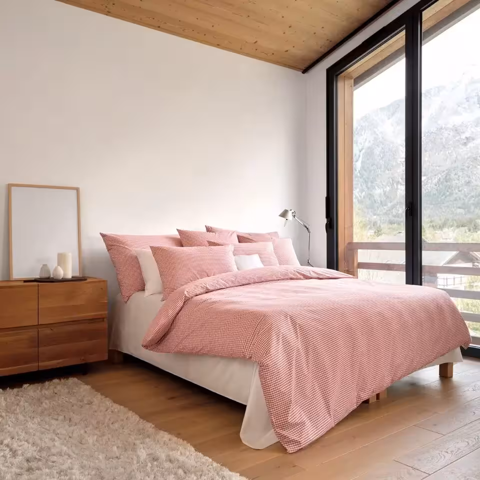 Bettwäschegarnitur Andrin rot weiß kariert auf Bett in Schlafzimmer