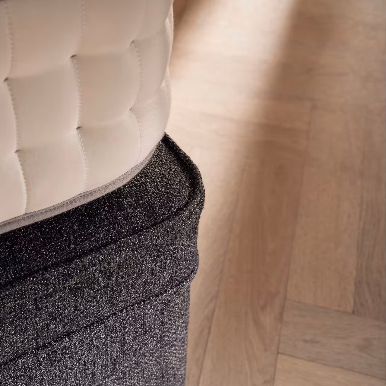 Polstersessel, cremefarbene Polsterung, dunkelgrauer Webstoff, Steppnaht, gewebte Struktur, 
