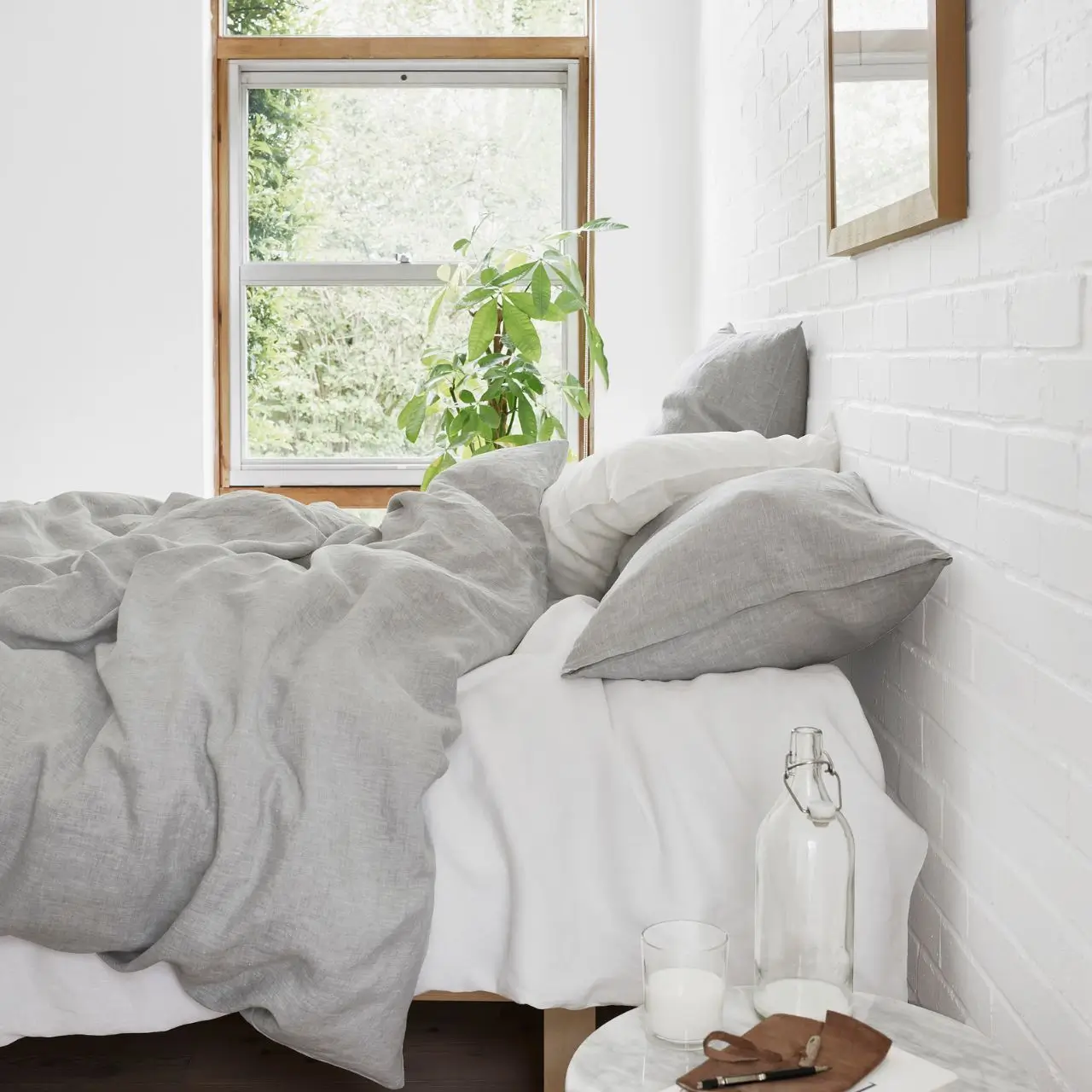 Bettwäschegarnitur Levin grau auf Bett in Schlafzimmer