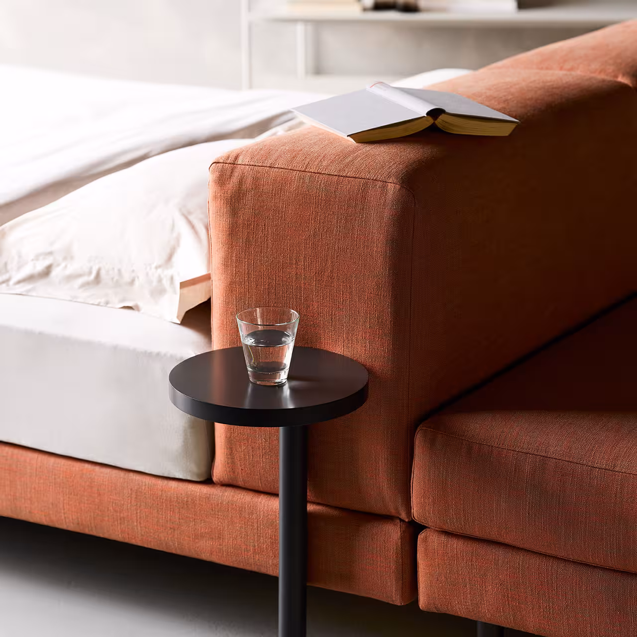 Bett Complete Juna orange Kopfteil in Schlafzimmer