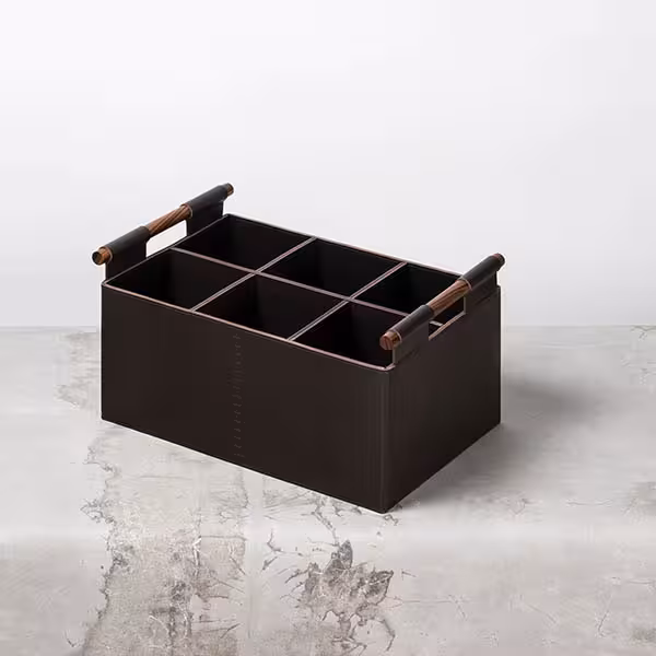 Aufbewahrungsbox, Organizer, Holzgriffe, dunkelbraun, Fächer, Aufbewahrungsbehälter in dunkelbraun mit Henkeln auf weißem Marmor