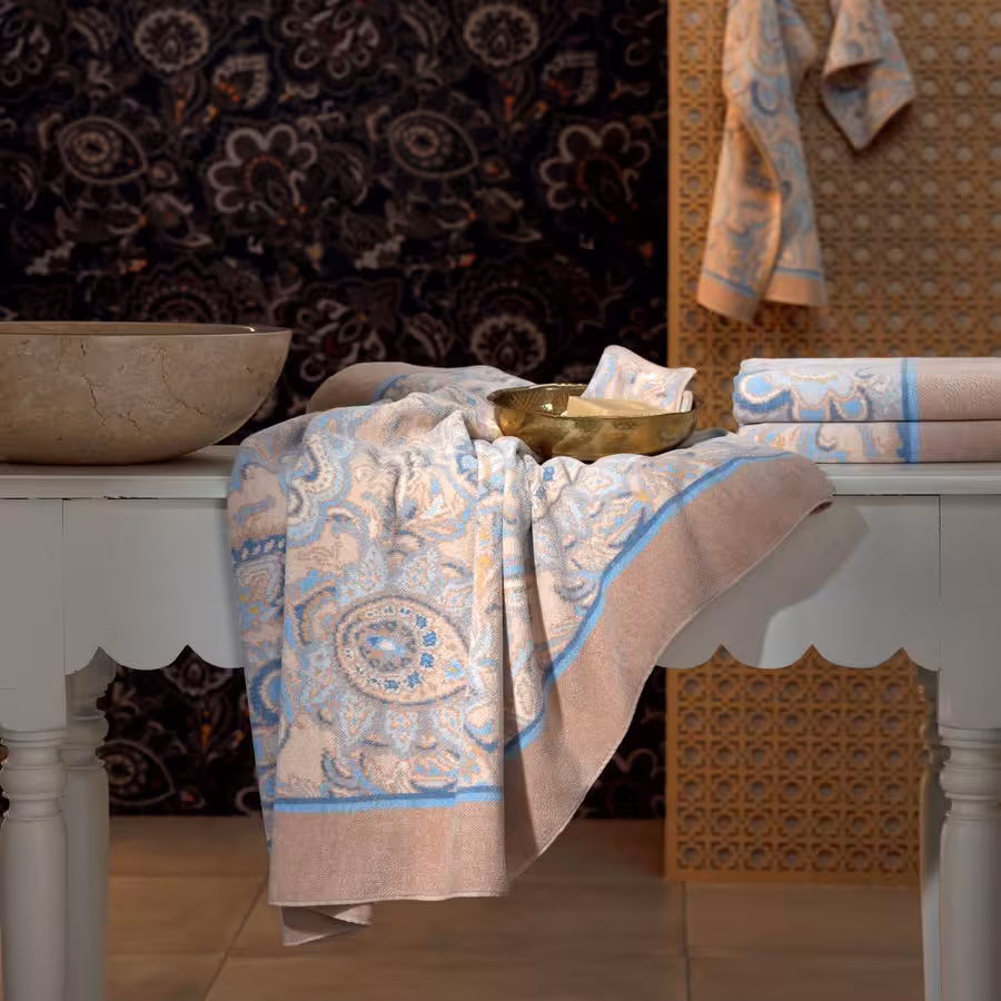 Chenilletuch beige mit blauem Paisley dekoriert in Badezimmer