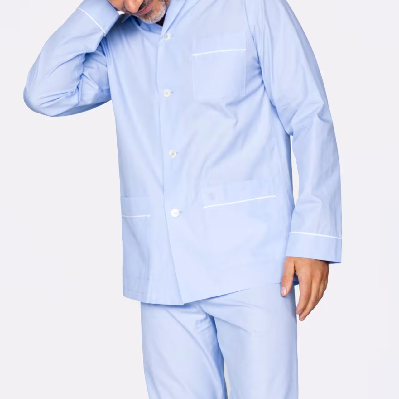 Pyjama Carlo P hellblau weiß gestreift am Modell Detail