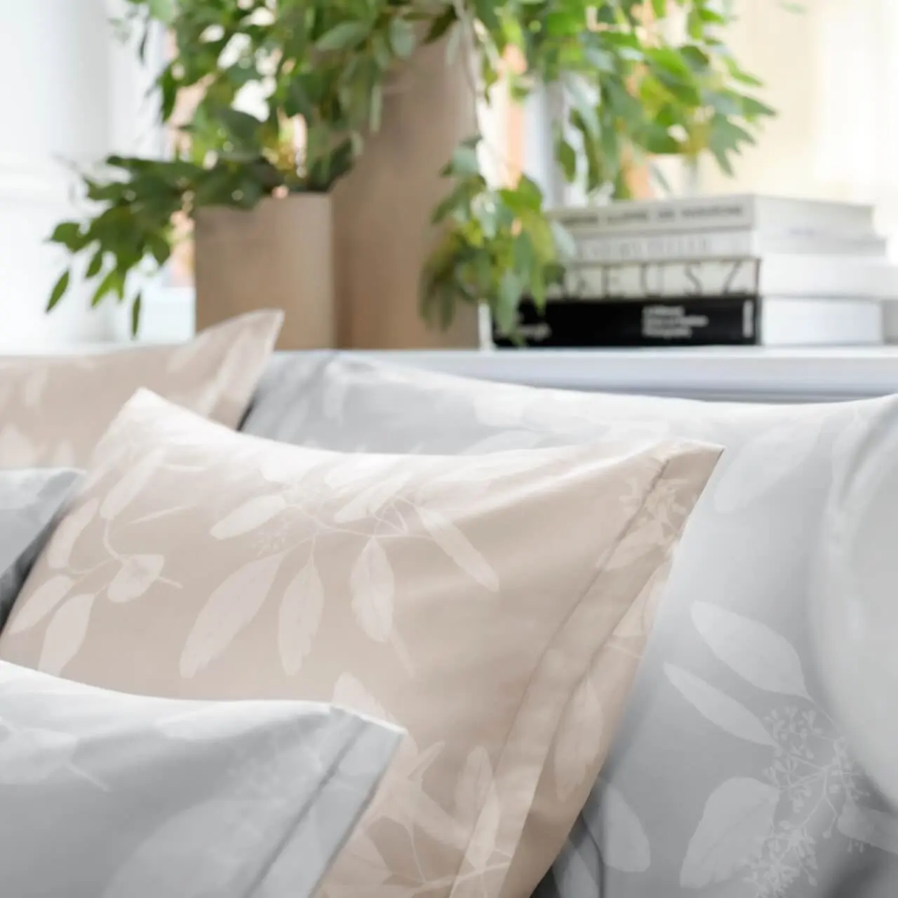 Kopfkissen Omeo beige und grau in Schlafzimmer