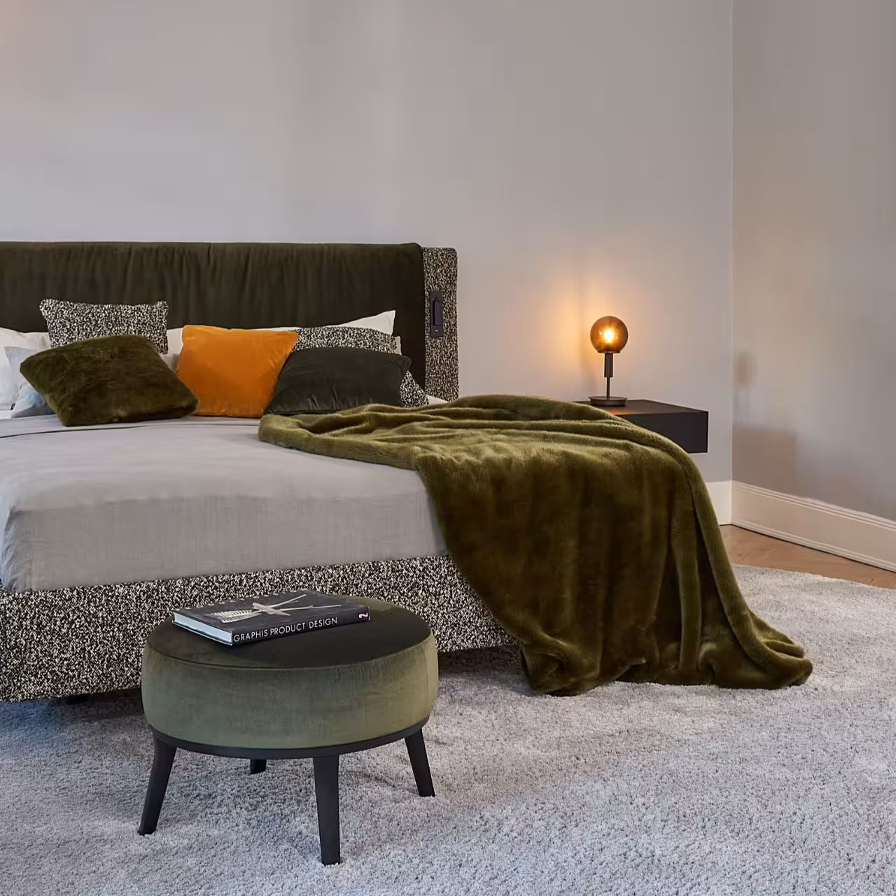 Hocker Polo mit grünem Bezug in Schlafzimmerambiente