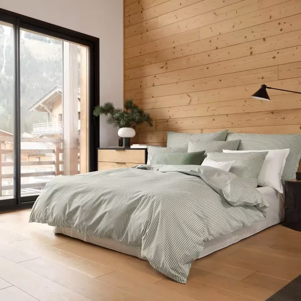 Bettwäschegarnitur Andrin grün weiß kariert auf Bett in Schlafzimmer