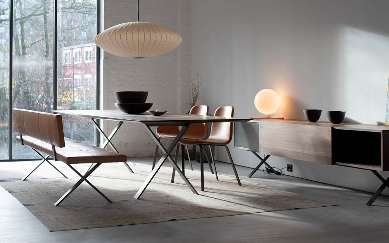 More Designermöbel Filigraner Esstisch mit Sitzmöbeln und Schrank von More aus Hamburg