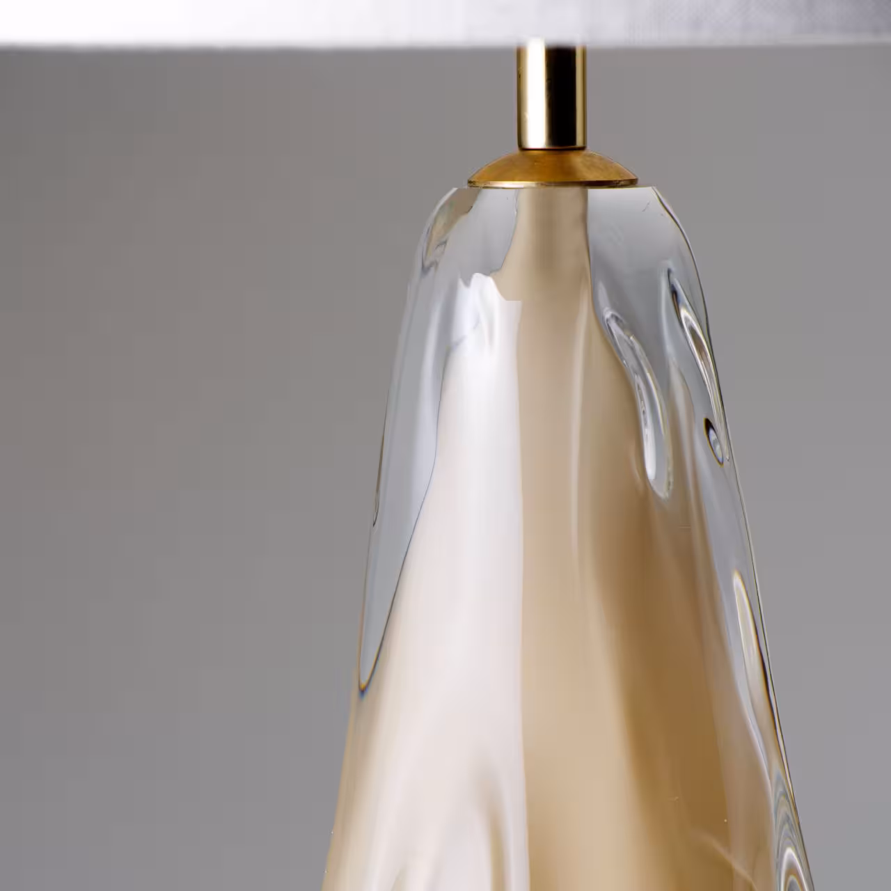 Tischleuchte mit beigen Glasfuß Detail
