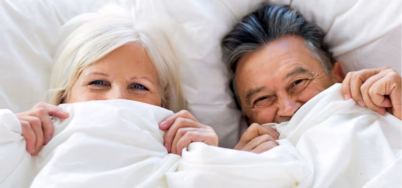 Älteres Paar unter weißer Decke