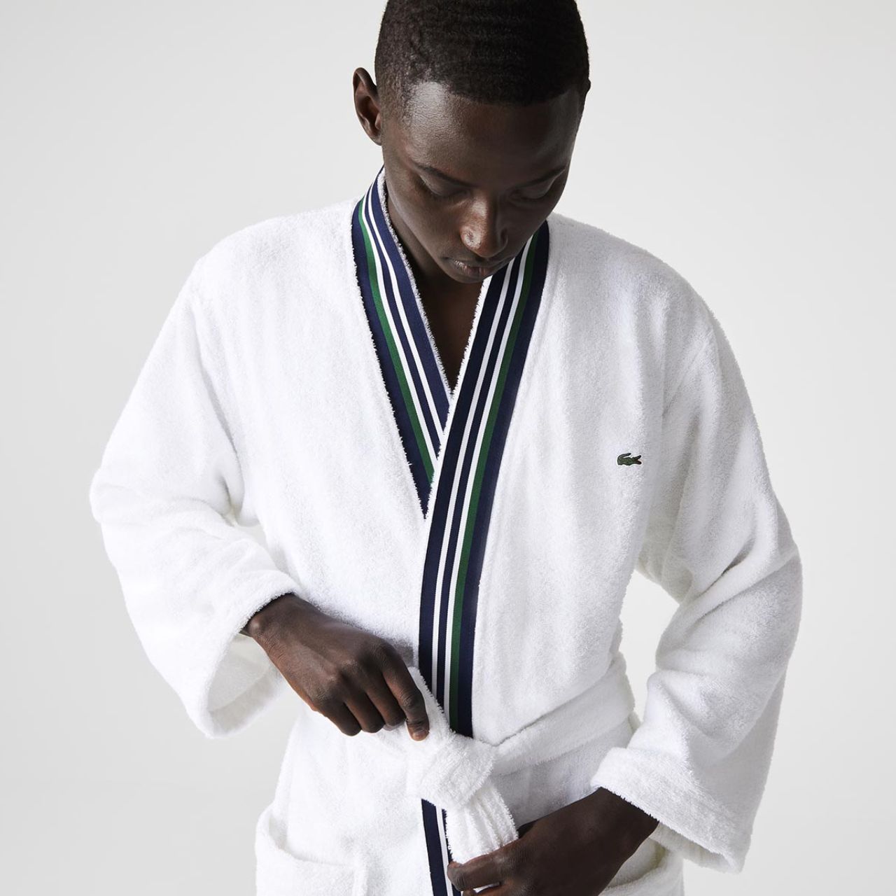 Lacoste Bettwäsche Mann in weißem Lacoste Bademantel