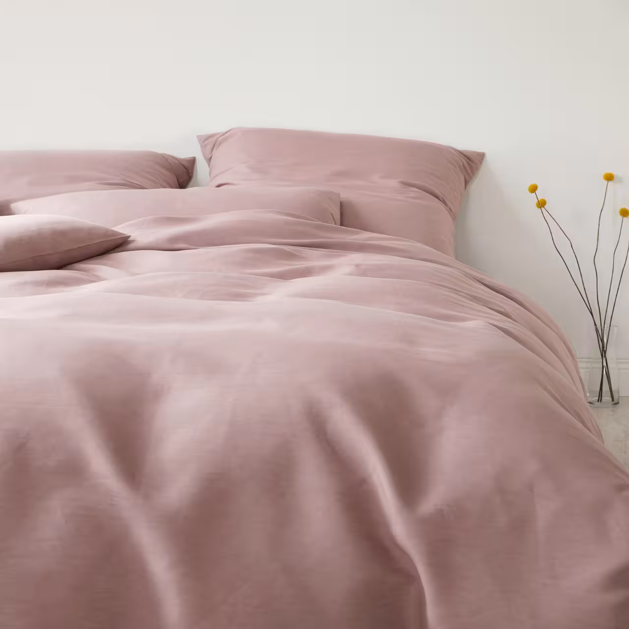 bettwäsche, Lyocell, Rosa, einfarbig, Bettbezug, Bettwäschegarnitur Breezee malvenfarben auf Bett in Schlafzimmer