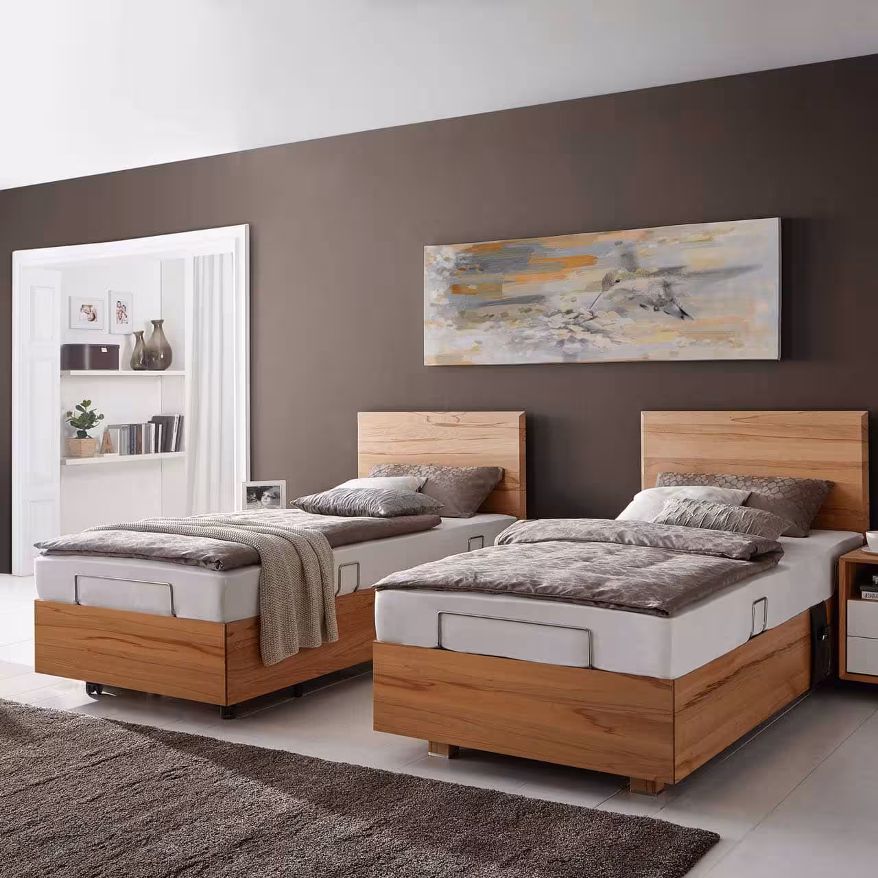 Zwei Komfortbetten Lugano helles Holz in Schlafzimmer